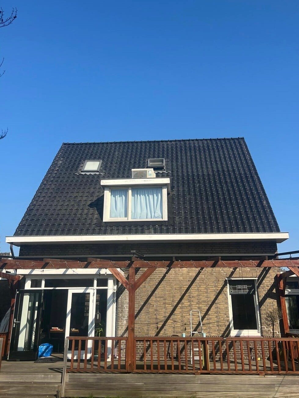 Vakman van Van Boxtel Dakonderhoud tijdens een dakinspectie