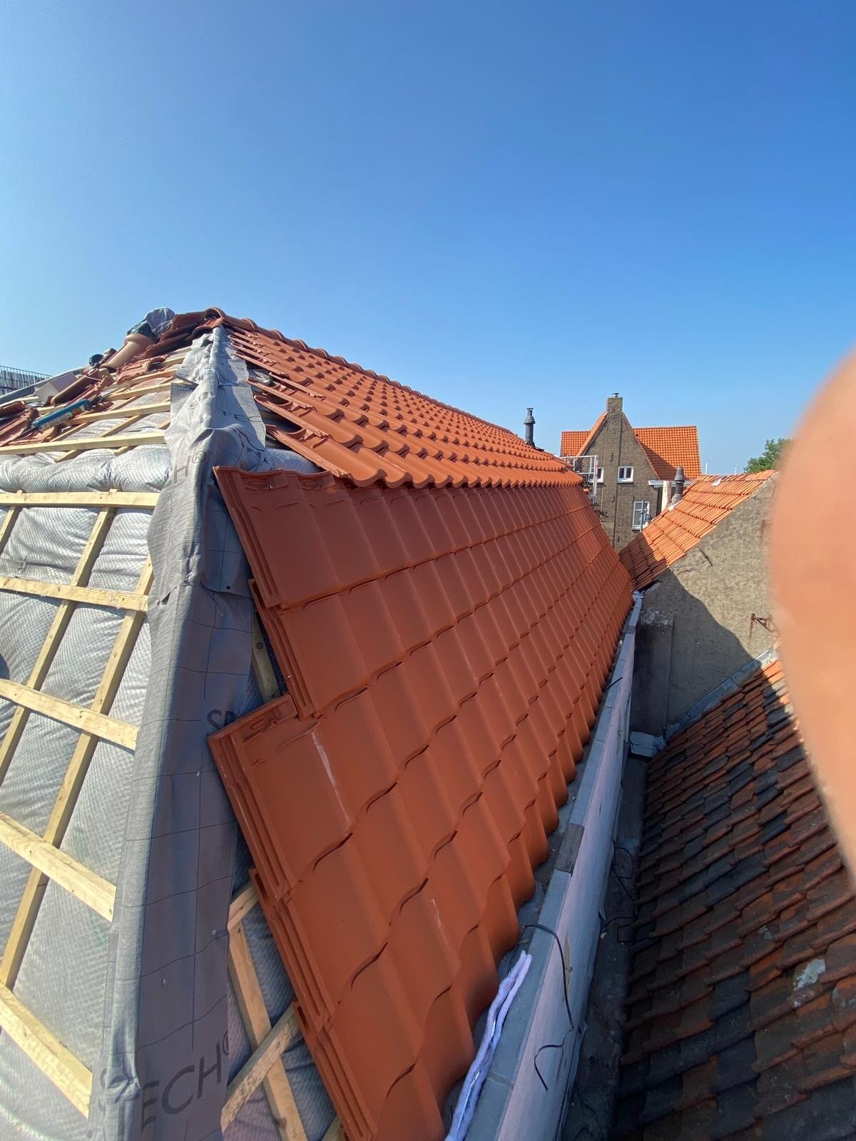 Dakgoot en dakrand van een hellend dak hersteld