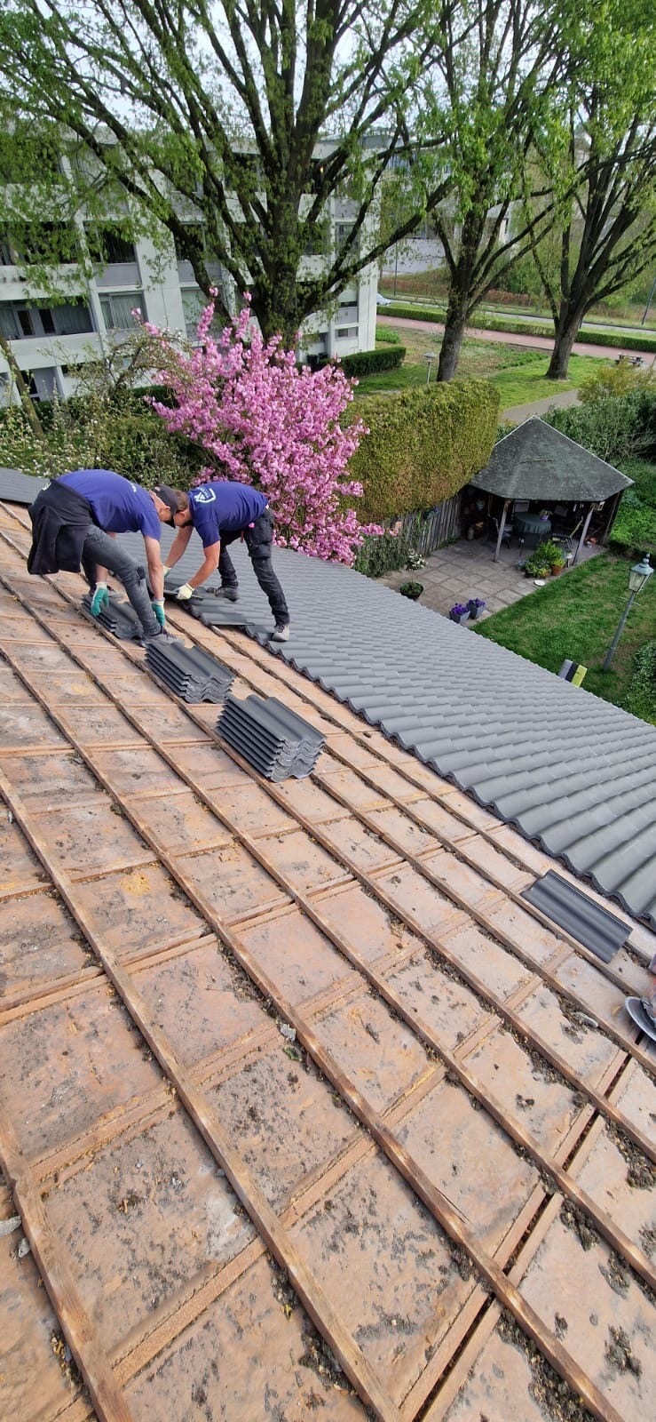 Nieuwe zinken dakgoot geplaatst