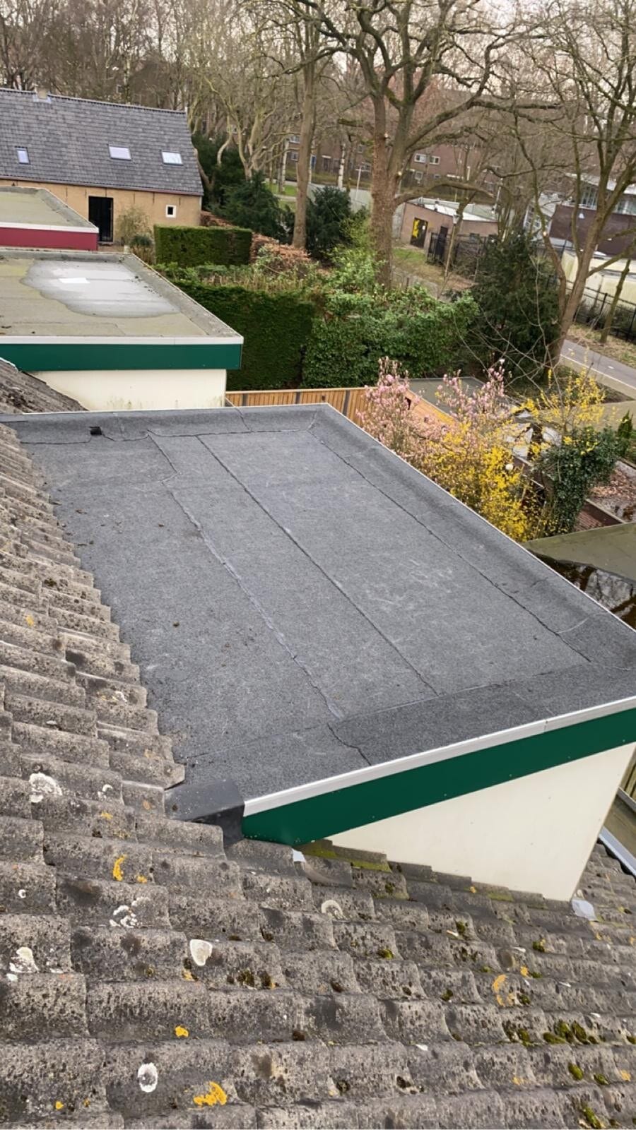 Plat dak voorzien van nieuwe bitumen dakbedekking
