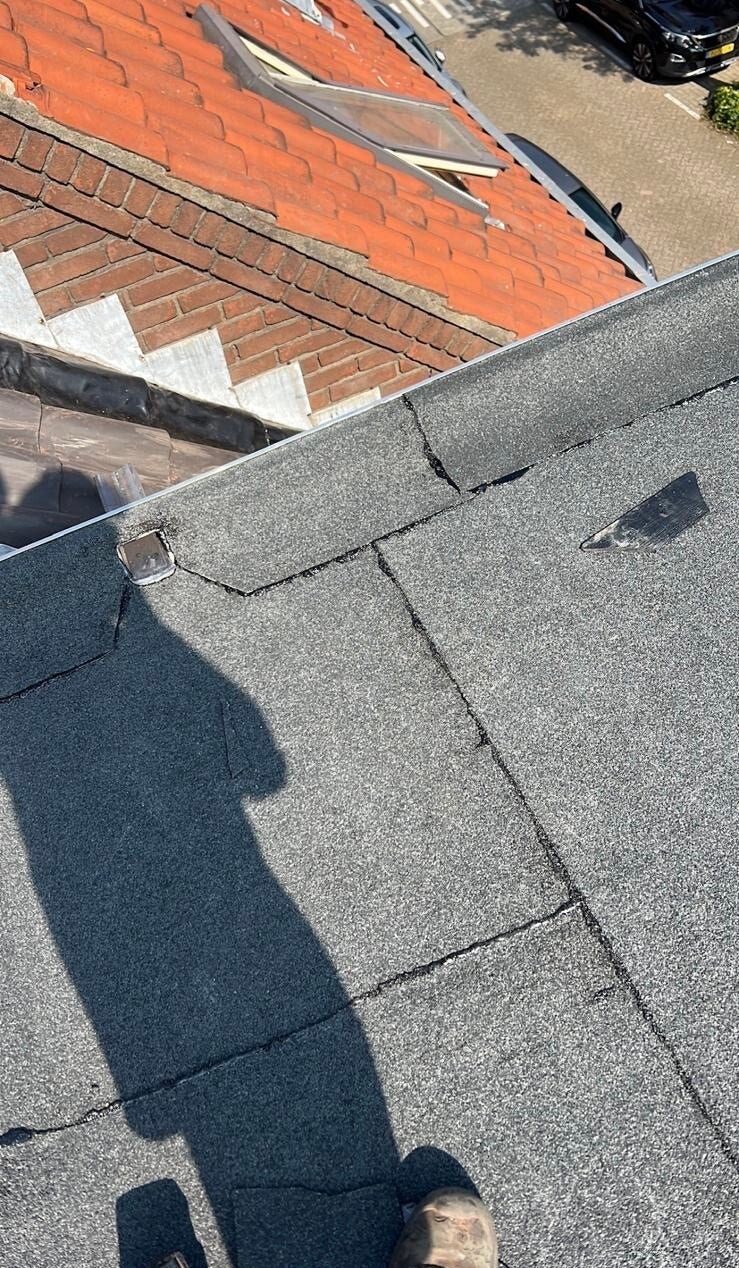 Detail van een naadloos afgewerkt plat dak