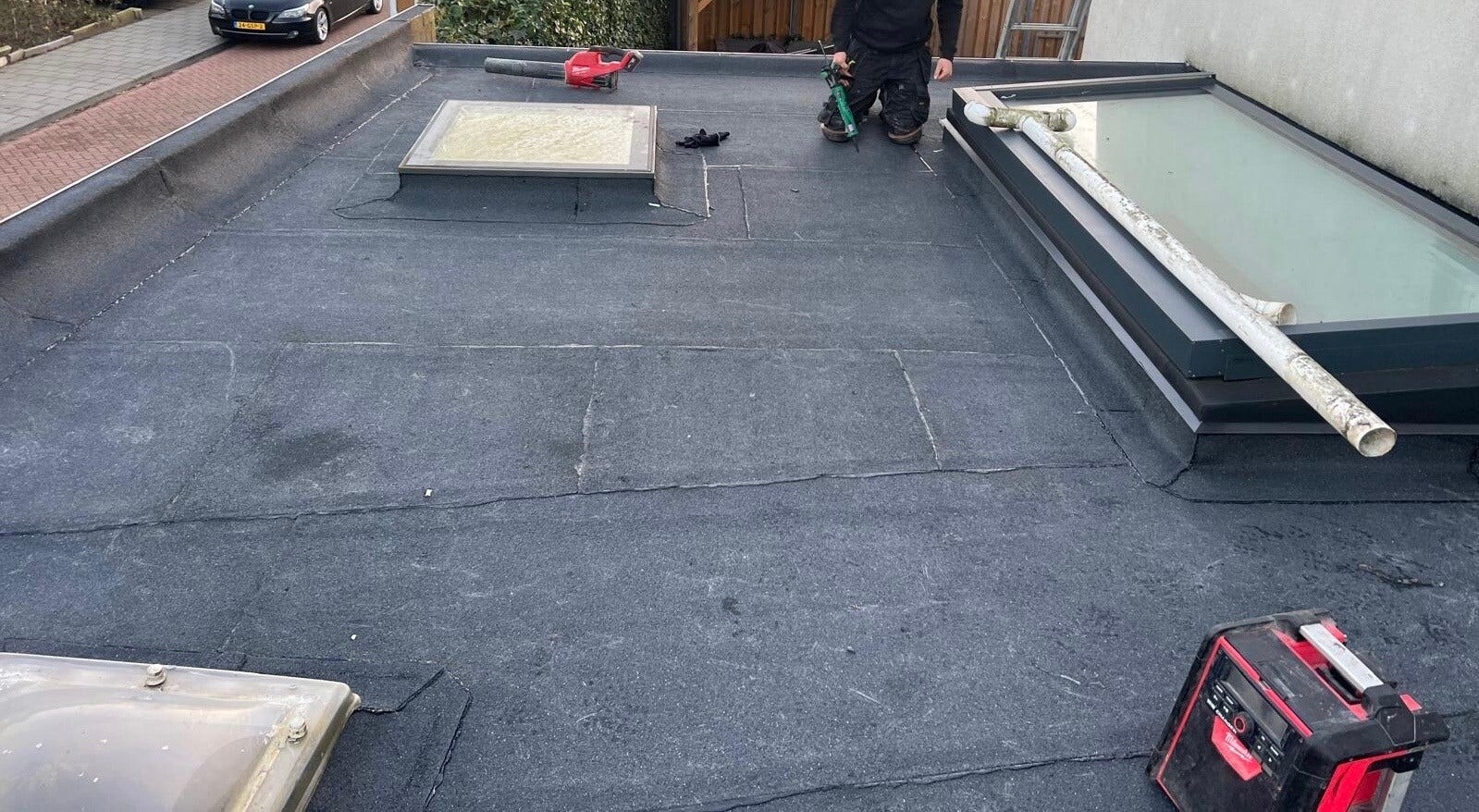 Vernieuwde dakrand en afwatering op een plat dak