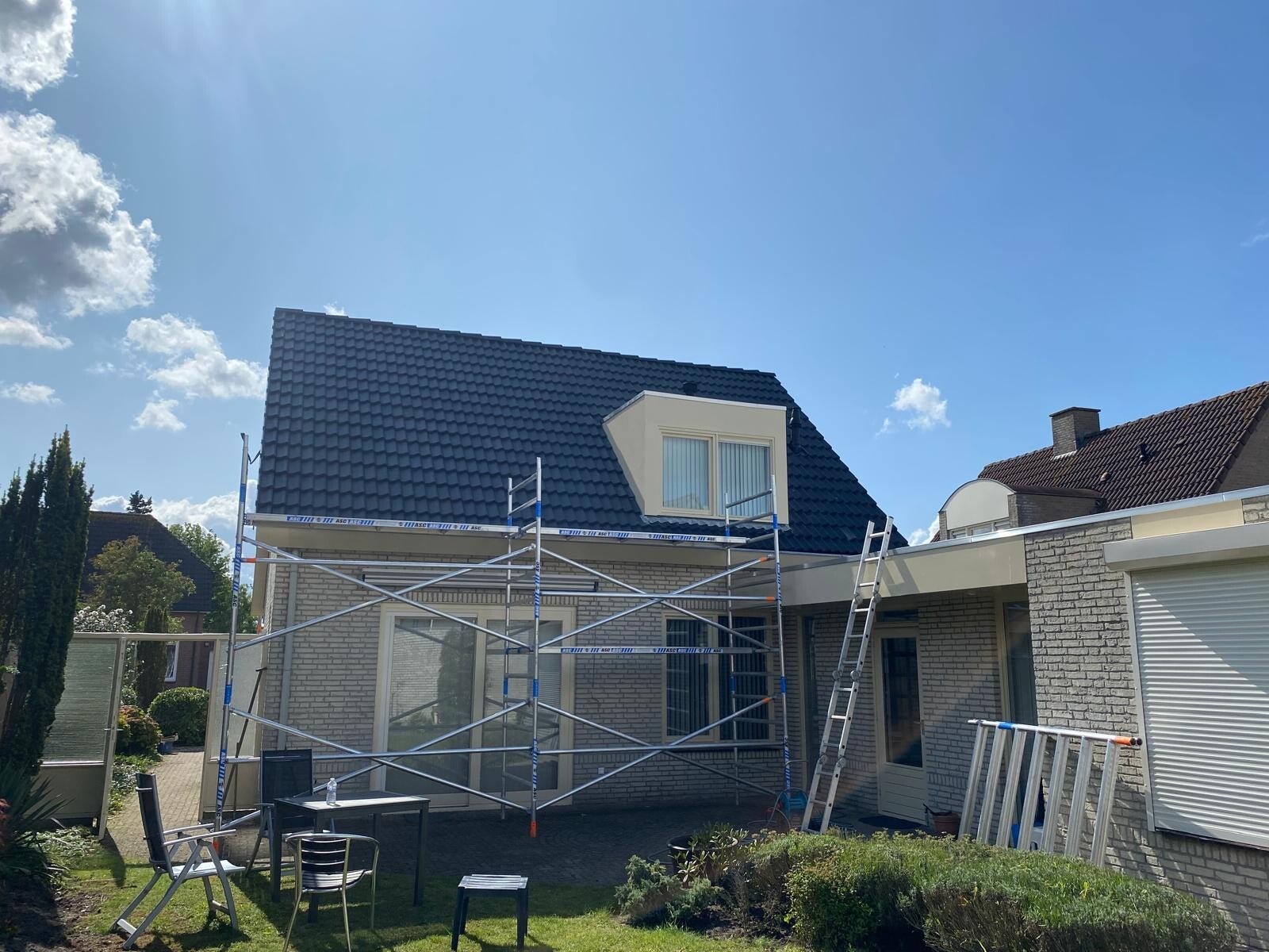 Metselwerk van een schoorsteen vernieuwd