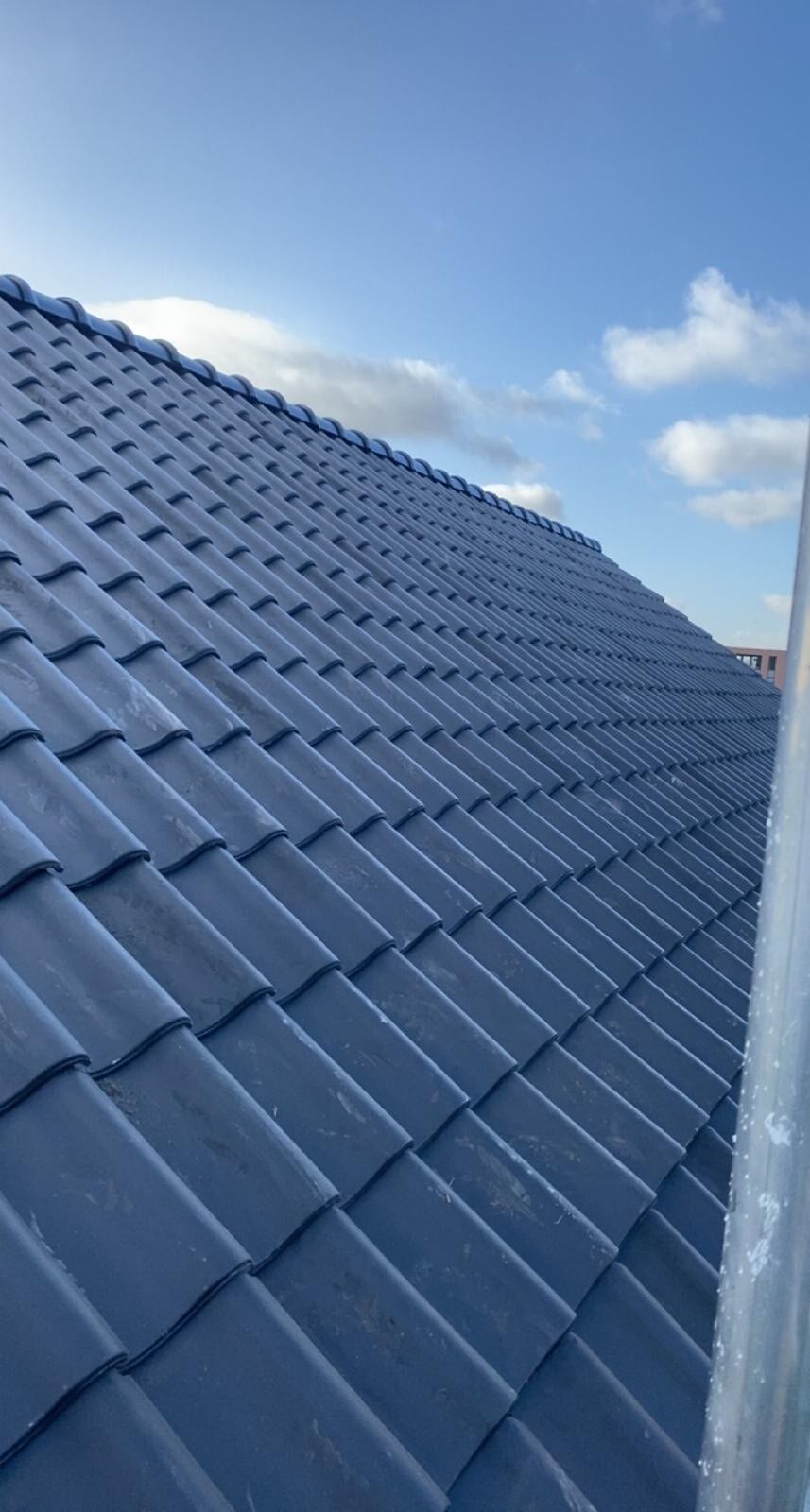 Detailwerk aan de aansluiting van een hellend dak